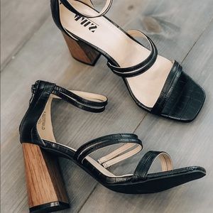 Wood block strap heel